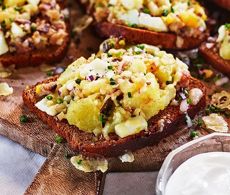 Varma mackor med matjessill, ägg och Västerbottensost
